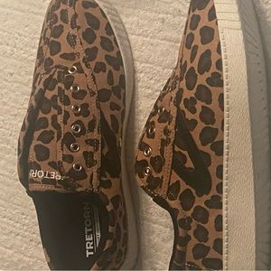 Tretorn Nylite Laceless Leopard shoes size 10 NWT